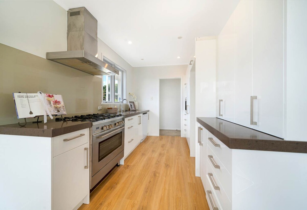 3 beds 2 baths house with garage and workshop on 736m2 section, 1 standalone space with 1 bath and lounge, 0.4 km to New Windsor School, 1.3 km to Lynfield College, 1.8 km to Blockhouse Bay Intermediate, 14 Pasteur Place, New Windsor, Auckland