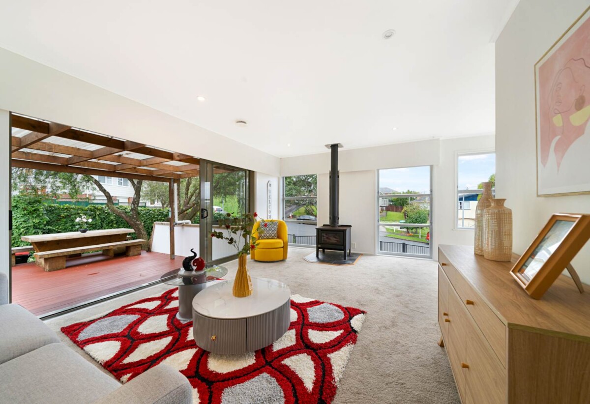 3 beds 2 baths house with garage and workshop on 736m2 section, 1 standalone space with 1 bath and lounge, 0.4 km to New Windsor School, 1.3 km to Lynfield College, 1.8 km to Blockhouse Bay Intermediate, 14 Pasteur Place, New Windsor, Auckland