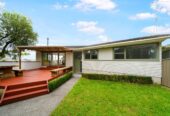 3 beds 2 baths house with garage and workshop on 736m2 section, 1 standalone space with 1 bath and lounge, 0.4 km to New Windsor School, 1.3 km to Lynfield College, 1.8 km to Blockhouse Bay Intermediate, 14 Pasteur Place, New Windsor, Auckland