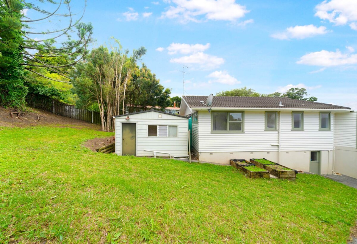 3 beds 2 baths house with garage and workshop on 736m2 section, 1 standalone space with 1 bath and lounge, 0.4 km to New Windsor School, 1.3 km to Lynfield College, 1.8 km to Blockhouse Bay Intermediate, 14 Pasteur Place, New Windsor, Auckland