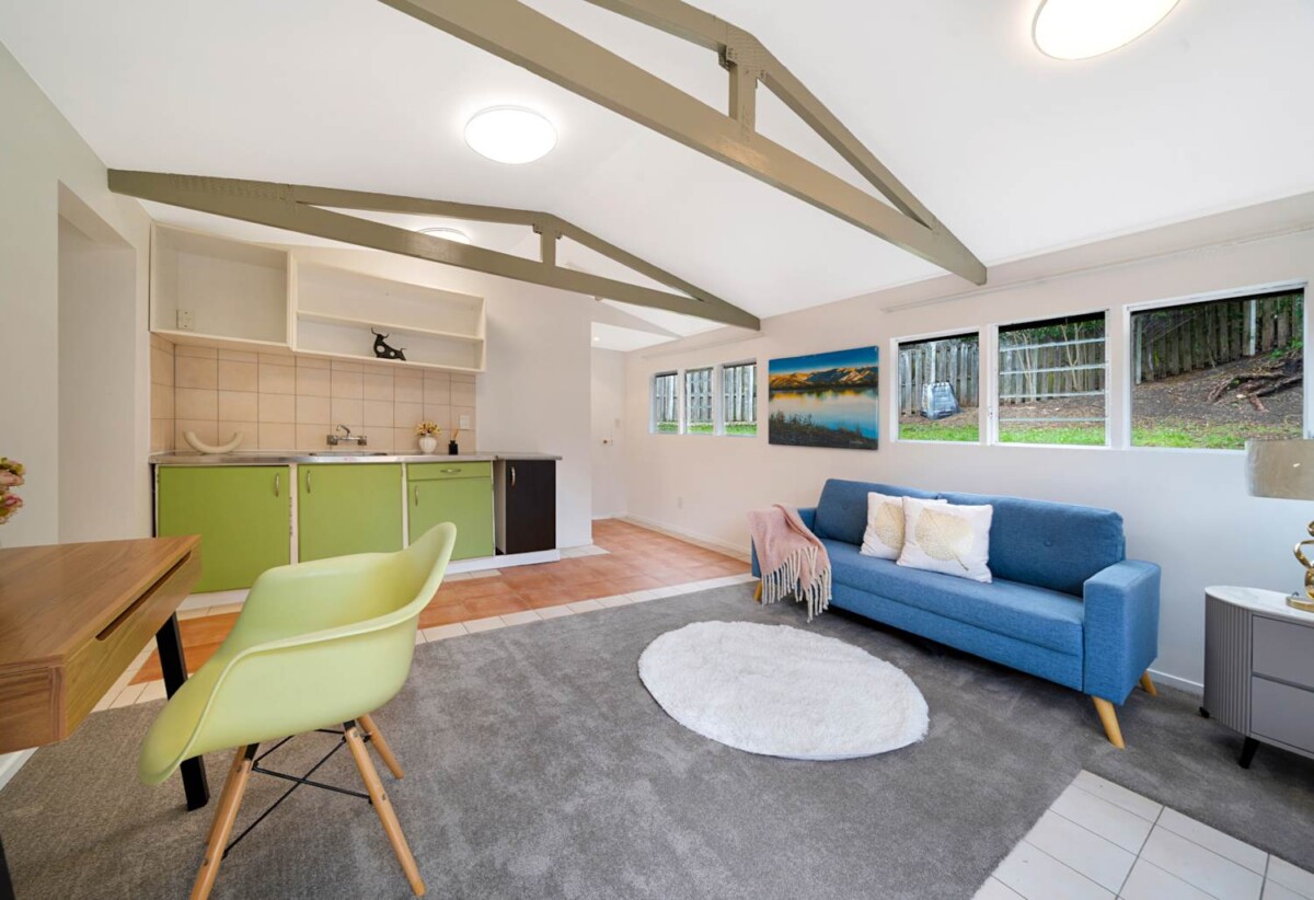 3 beds 2 baths house with garage and workshop on 736m2 section, 1 standalone space with 1 bath and lounge, 0.4 km to New Windsor School, 1.3 km to Lynfield College, 1.8 km to Blockhouse Bay Intermediate, 14 Pasteur Place, New Windsor, Auckland