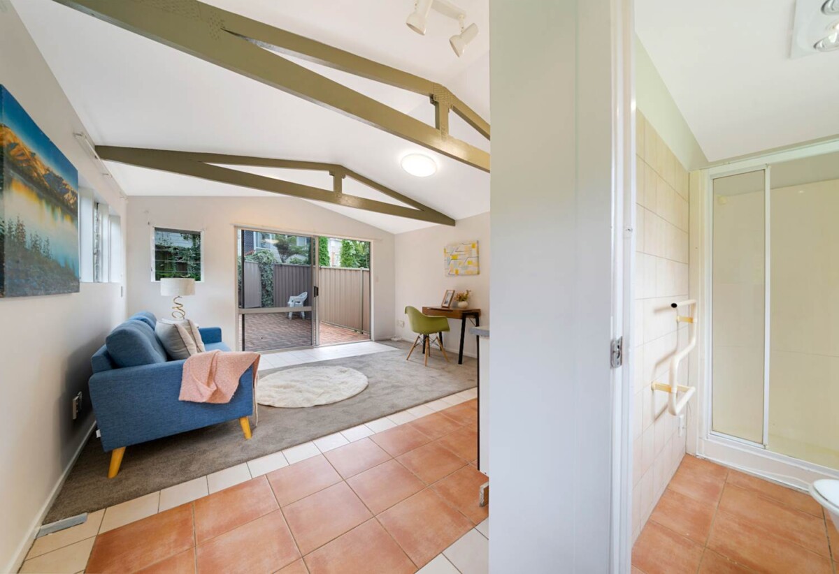 3 beds 2 baths house with garage and workshop on 736m2 section, 1 standalone space with 1 bath and lounge, 0.4 km to New Windsor School, 1.3 km to Lynfield College, 1.8 km to Blockhouse Bay Intermediate, 14 Pasteur Place, New Windsor, Auckland