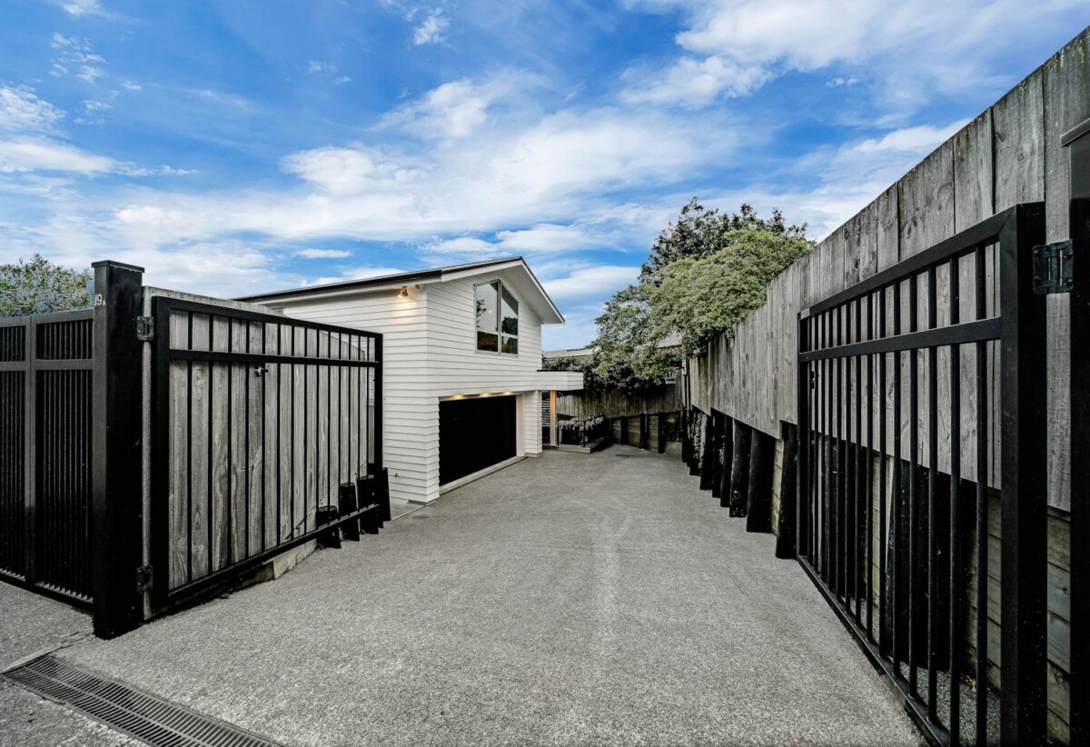 Standalone 4 beds 3 baths house with double garage on 460m2 section, 0.5 km to Edgewater College, 0.6 km to Pakuranga Heights School, 0.8 km to Pakuranga Intermediate, 19A Miramar Place, Pakuranga, Auckland