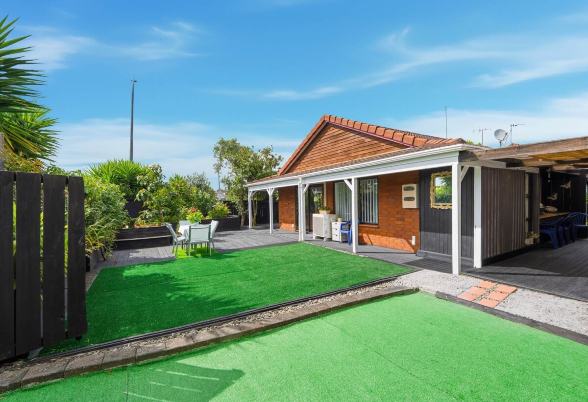 Brick and tile 3 beds 2.5 baths house on 1/2 share of 1,012m² section, A standout feature is the consented hair salon space with Certificate of Compliance, complete with its own bathroom, separate entrance and driveway access, close to schools, shops, beach, 61 Wellington Street, Howick, Auckland
