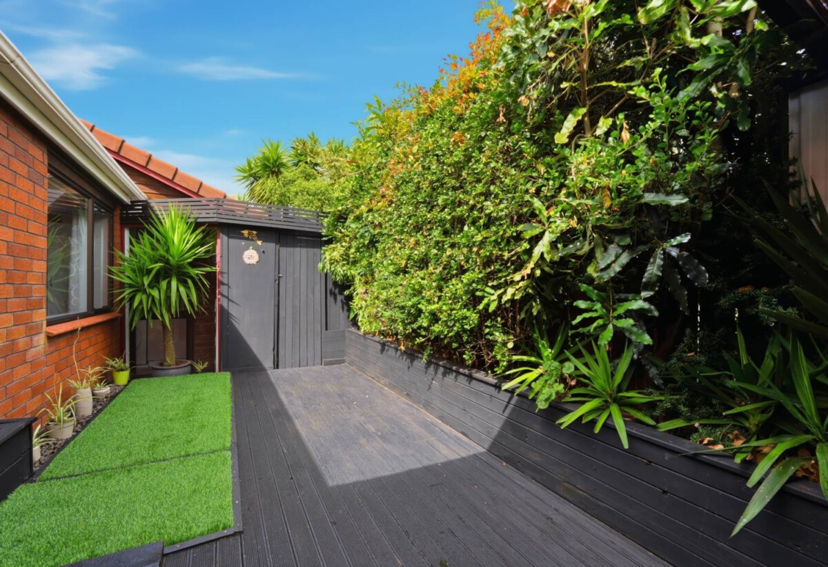 Brick and tile 3 beds 2.5 baths house on 1/2 share of 1,012m² section, A standout feature is the consented hair salon space with Certificate of Compliance, complete with its own bathroom, separate entrance and driveway access, close to schools, shops, beach, 61 Wellington Street, Howick, Auckland