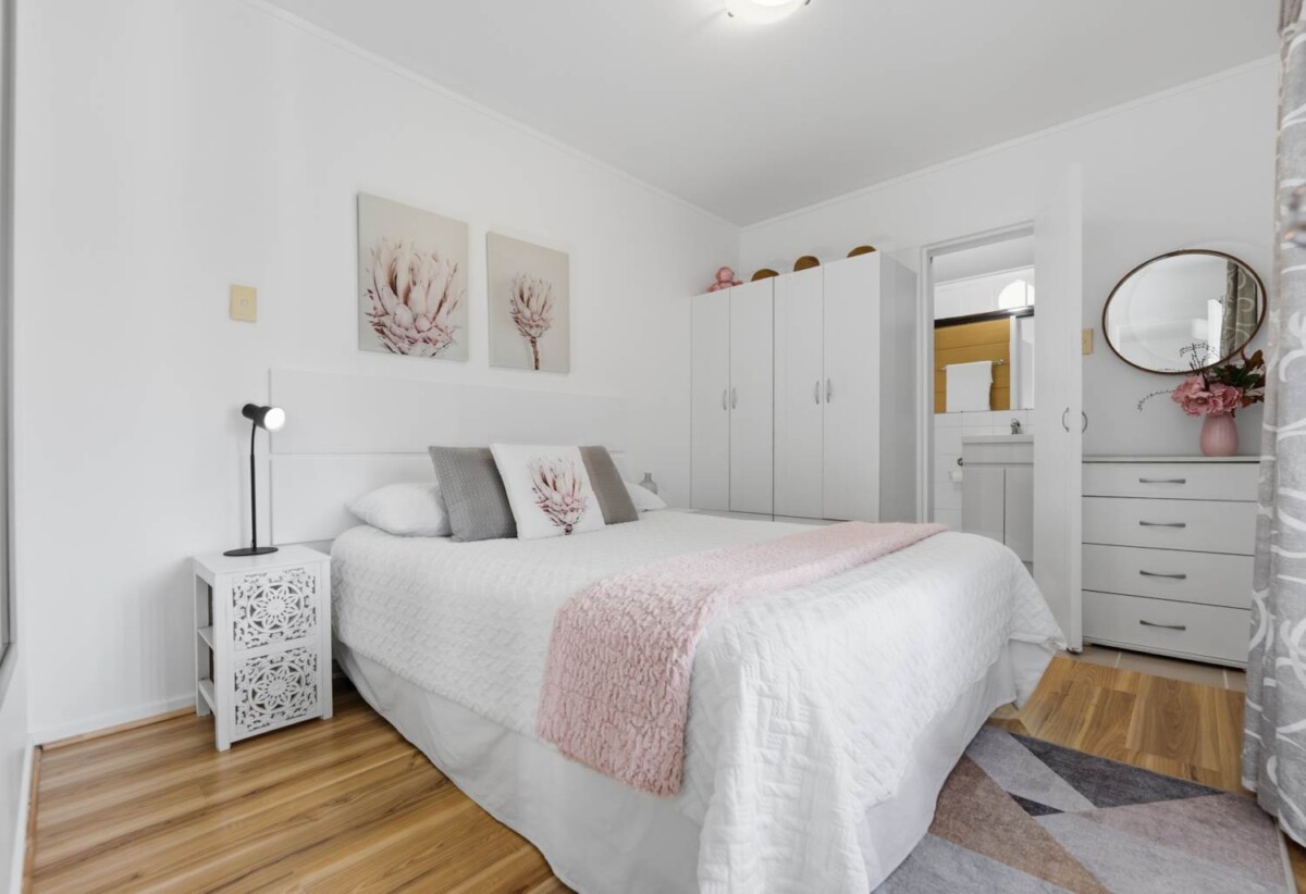 Brick and tile 3 beds 2.5 baths house on 1/2 share of 1,012m² section, A standout feature is the consented hair salon space with Certificate of Compliance, complete with its own bathroom, separate entrance and driveway access, close to schools, shops, beach, 61 Wellington Street, Howick, Auckland