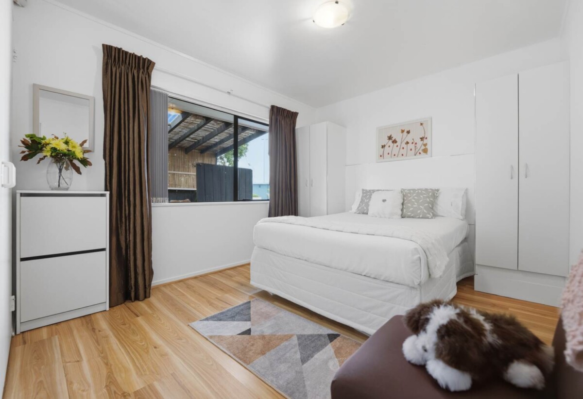 Brick and tile 3 beds 2.5 baths house on 1/2 share of 1,012m² section, A standout feature is the consented hair salon space with Certificate of Compliance, complete with its own bathroom, separate entrance and driveway access, close to schools, shops, beach, 61 Wellington Street, Howick, Auckland