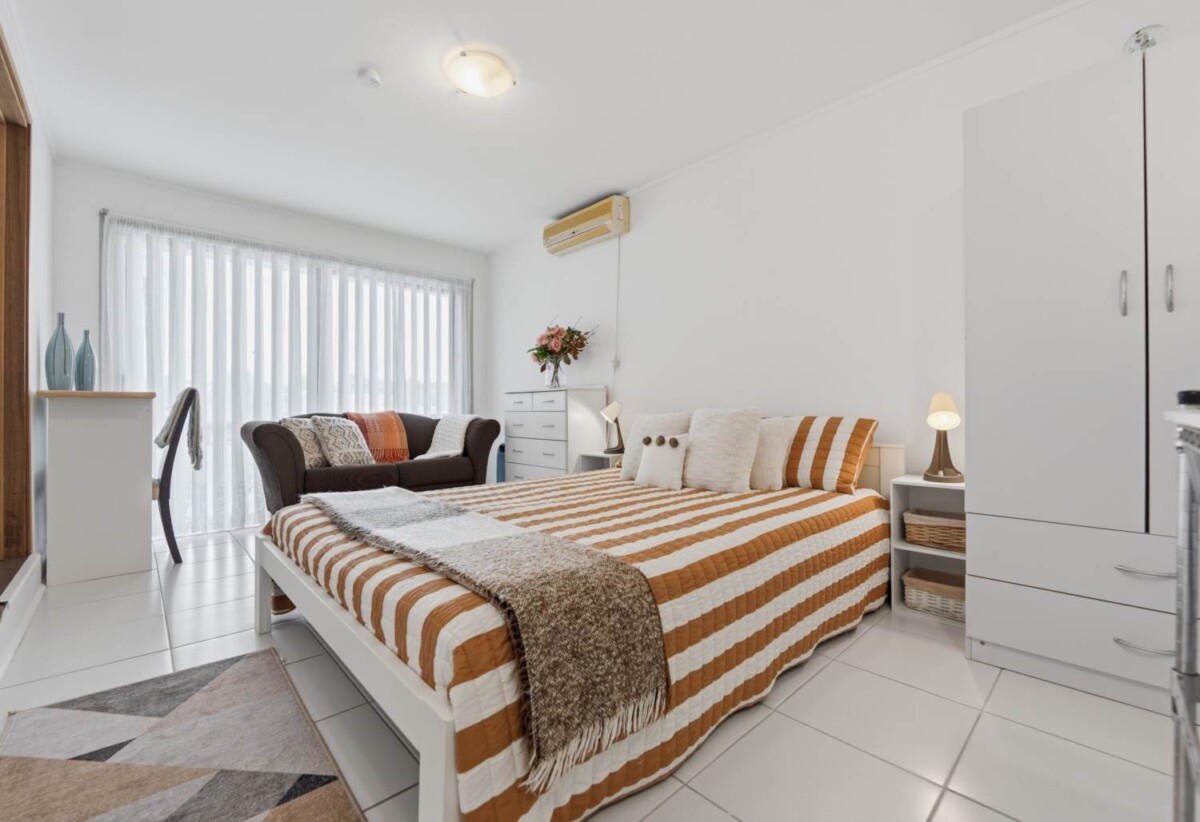 Brick and tile 3 beds 2.5 baths house on 1/2 share of 1,012m² section, A standout feature is the consented hair salon space with Certificate of Compliance, complete with its own bathroom, separate entrance and driveway access, close to schools, shops, beach, 61 Wellington Street, Howick, Auckland
