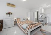 Brick and tile 3 beds 2.5 baths house on 1/2 share of 1,012m² section, A standout feature is the consented hair salon space with Certificate of Compliance, complete with its own bathroom, separate entrance and driveway access, close to schools, shops, beach, 61 Wellington Street, Howick, Auckland