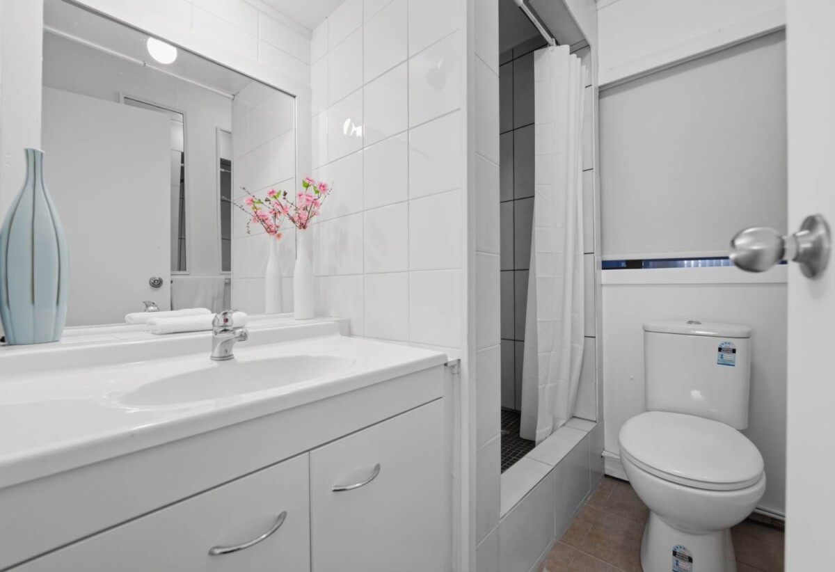 Brick and tile 3 beds 2.5 baths house on 1/2 share of 1,012m² section, A standout feature is the consented hair salon space with Certificate of Compliance, complete with its own bathroom, separate entrance and driveway access, close to schools, shops, beach, 61 Wellington Street, Howick, Auckland