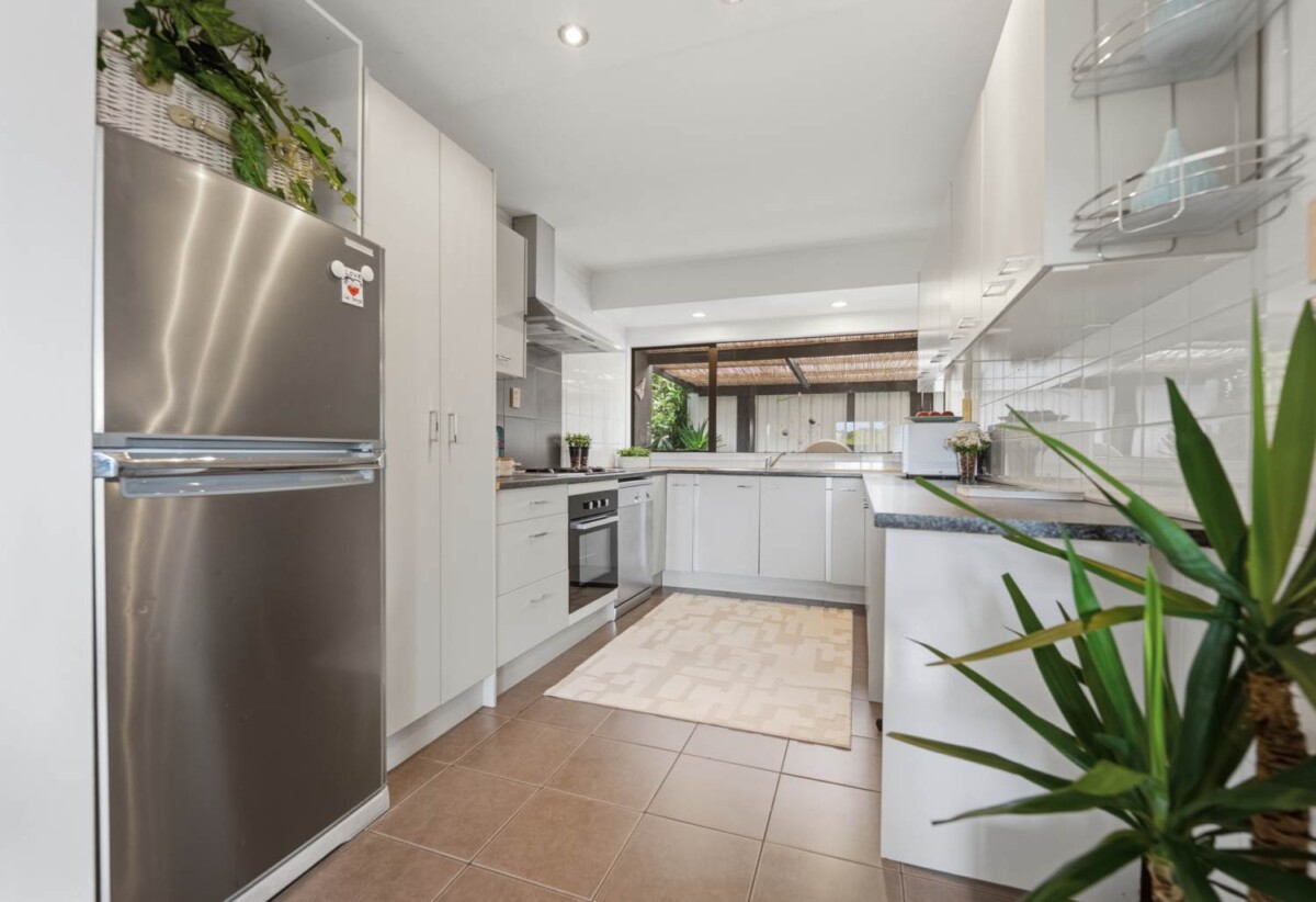 Brick and tile 3 beds 2.5 baths house on 1/2 share of 1,012m² section, A standout feature is the consented hair salon space with Certificate of Compliance, complete with its own bathroom, separate entrance and driveway access, close to schools, shops, beach, 61 Wellington Street, Howick, Auckland
