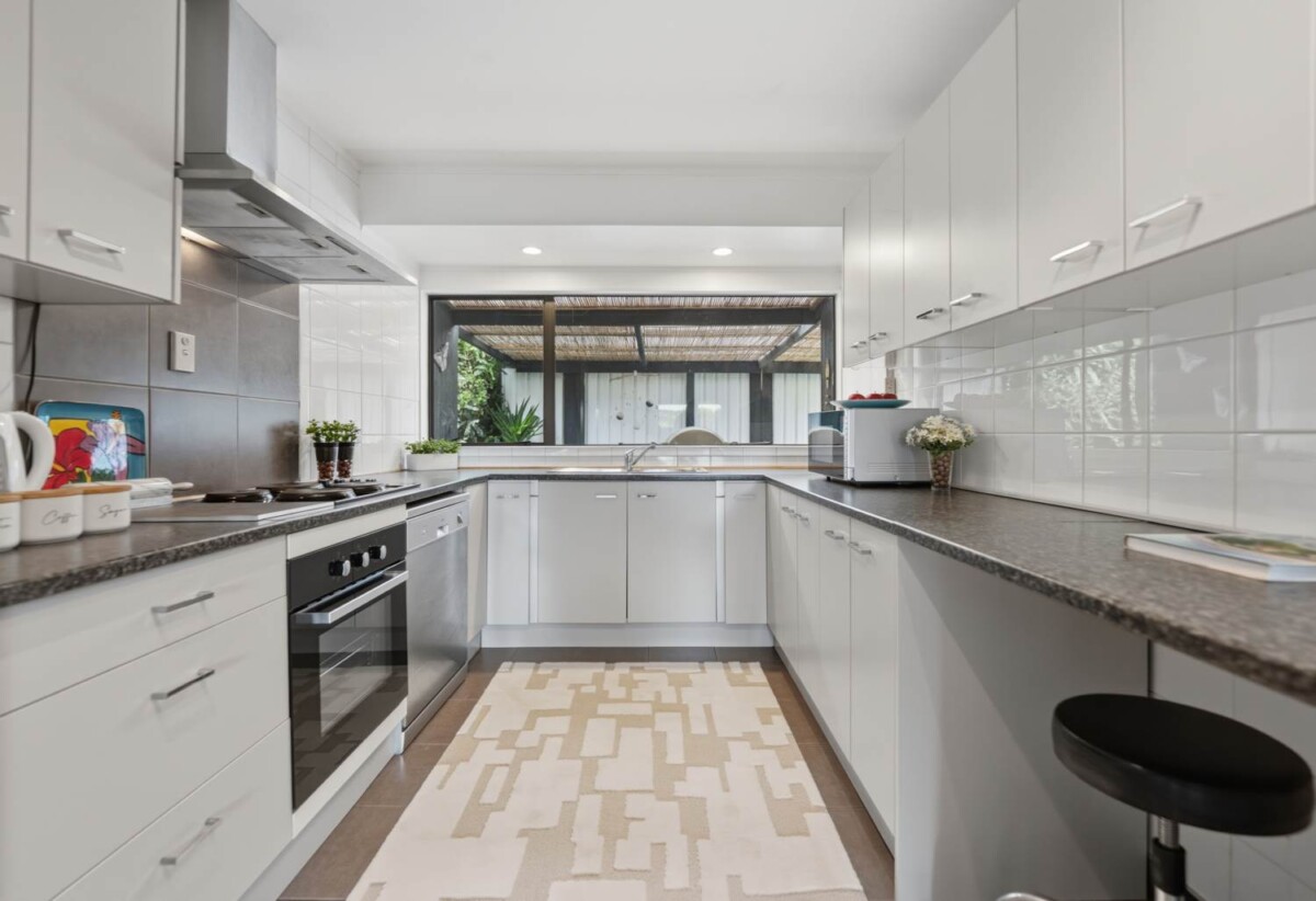Brick and tile 3 beds 2.5 baths house on 1/2 share of 1,012m² section, A standout feature is the consented hair salon space with Certificate of Compliance, complete with its own bathroom, separate entrance and driveway access, close to schools, shops, beach, 61 Wellington Street, Howick, Auckland