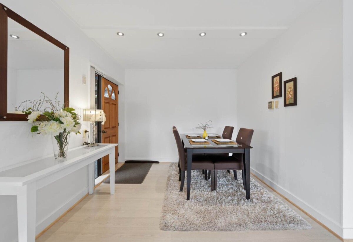Brick and tile 3 beds 2.5 baths house on 1/2 share of 1,012m² section, A standout feature is the consented hair salon space with Certificate of Compliance, complete with its own bathroom, separate entrance and driveway access, close to schools, shops, beach, 61 Wellington Street, Howick, Auckland