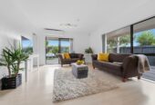Brick and tile 3 beds 2.5 baths house on 1/2 share of 1,012m² section, A standout feature is the consented hair salon space with Certificate of Compliance, complete with its own bathroom, separate entrance and driveway access, close to schools, shops, beach, 61 Wellington Street, Howick, Auckland