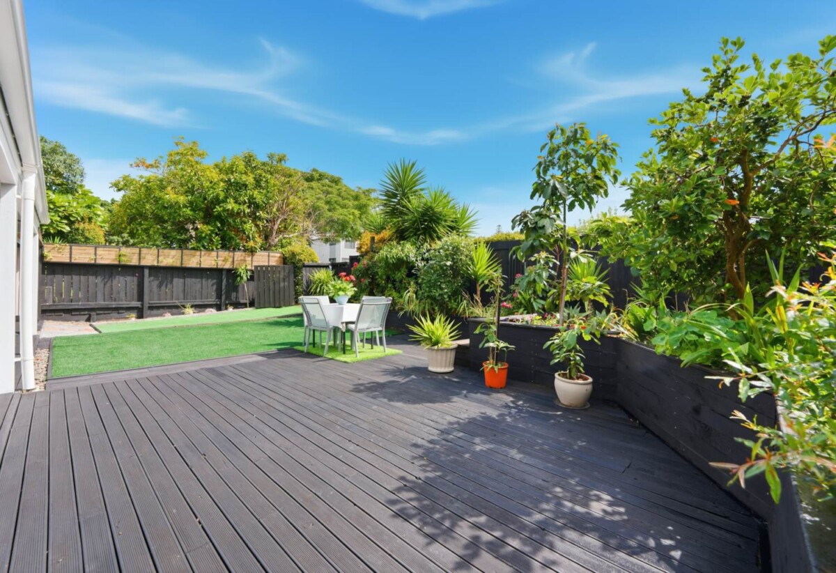 Brick and tile 3 beds 2.5 baths house on 1/2 share of 1,012m² section, A standout feature is the consented hair salon space with Certificate of Compliance, complete with its own bathroom, separate entrance and driveway access, close to schools, shops, beach, 61 Wellington Street, Howick, Auckland