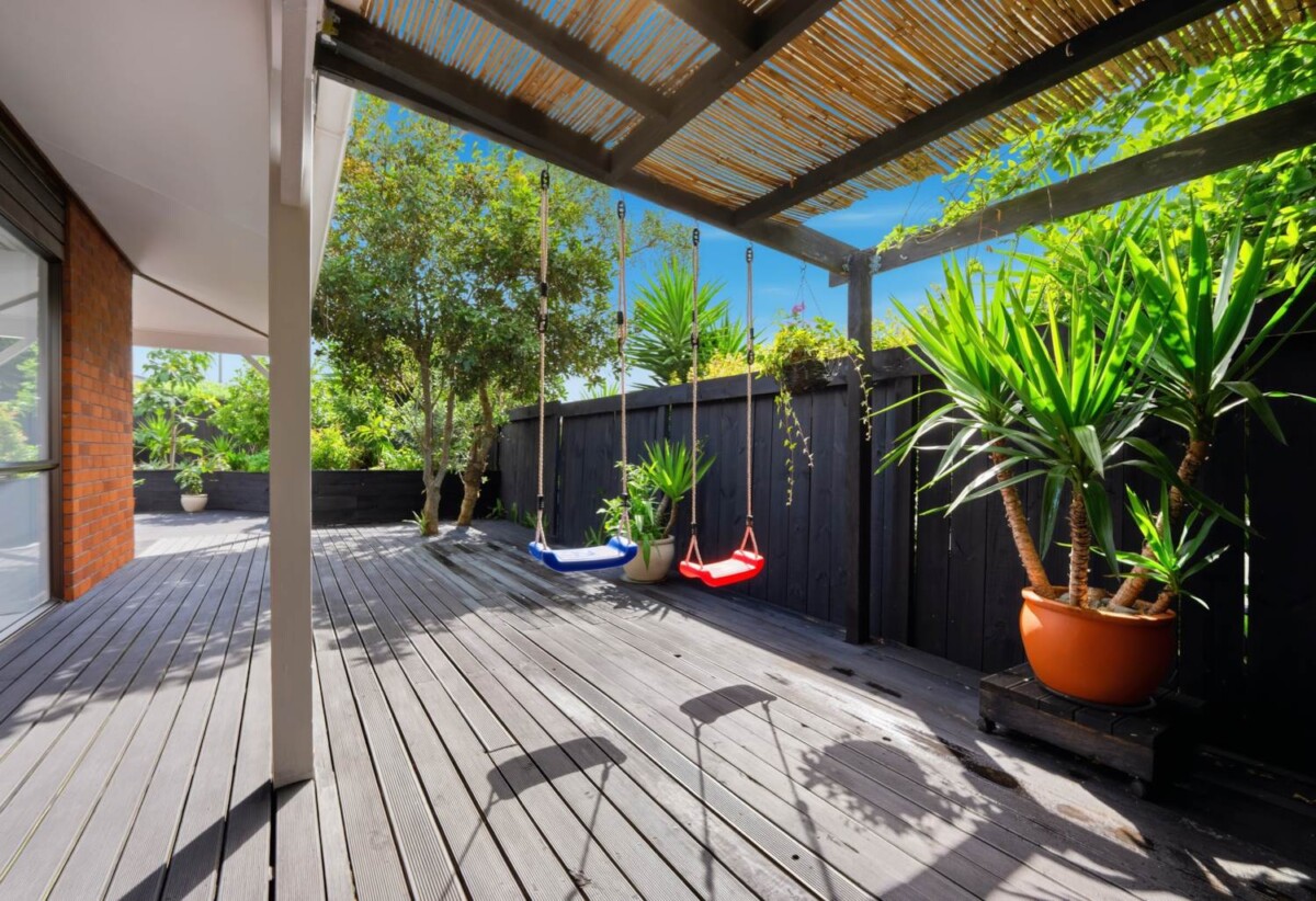 Brick and tile 3 beds 2.5 baths house on 1/2 share of 1,012m² section, A standout feature is the consented hair salon space with Certificate of Compliance, complete with its own bathroom, separate entrance and driveway access, close to schools, shops, beach, 61 Wellington Street, Howick, Auckland