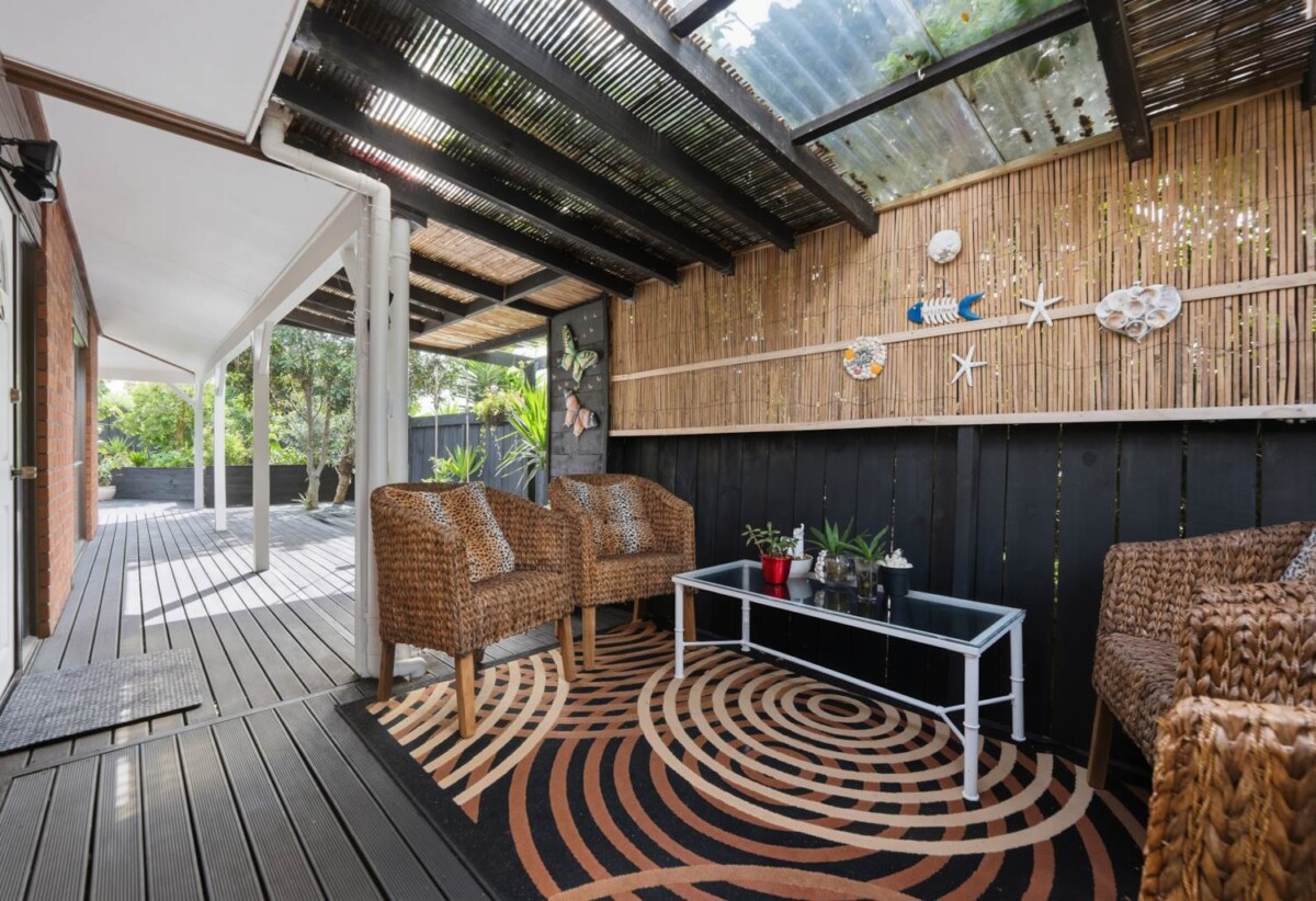 Brick and tile 3 beds 2.5 baths house on 1/2 share of 1,012m² section, A standout feature is the consented hair salon space with Certificate of Compliance, complete with its own bathroom, separate entrance and driveway access, close to schools, shops, beach, 61 Wellington Street, Howick, Auckland