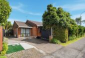 Brick and tile 3 beds 2.5 baths house on 1/2 share of 1,012m² section, A standout feature is the consented hair salon space with Certificate of Compliance, complete with its own bathroom, separate entrance and driveway access, close to schools, shops, beach, 61 Wellington Street, Howick, Auckland