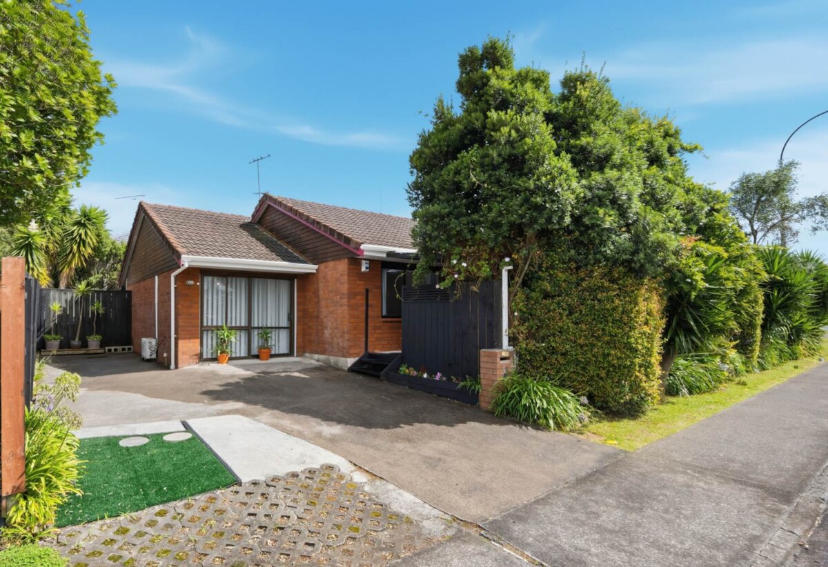 Brick and tile 3 beds 2.5 baths house on 1/2 share of 1,012m² section, A standout feature is the consented hair salon space with Certificate of Compliance, complete with its own bathroom, separate entrance and driveway access, close to schools, shops, beach, 61 Wellington Street, Howick, Auckland