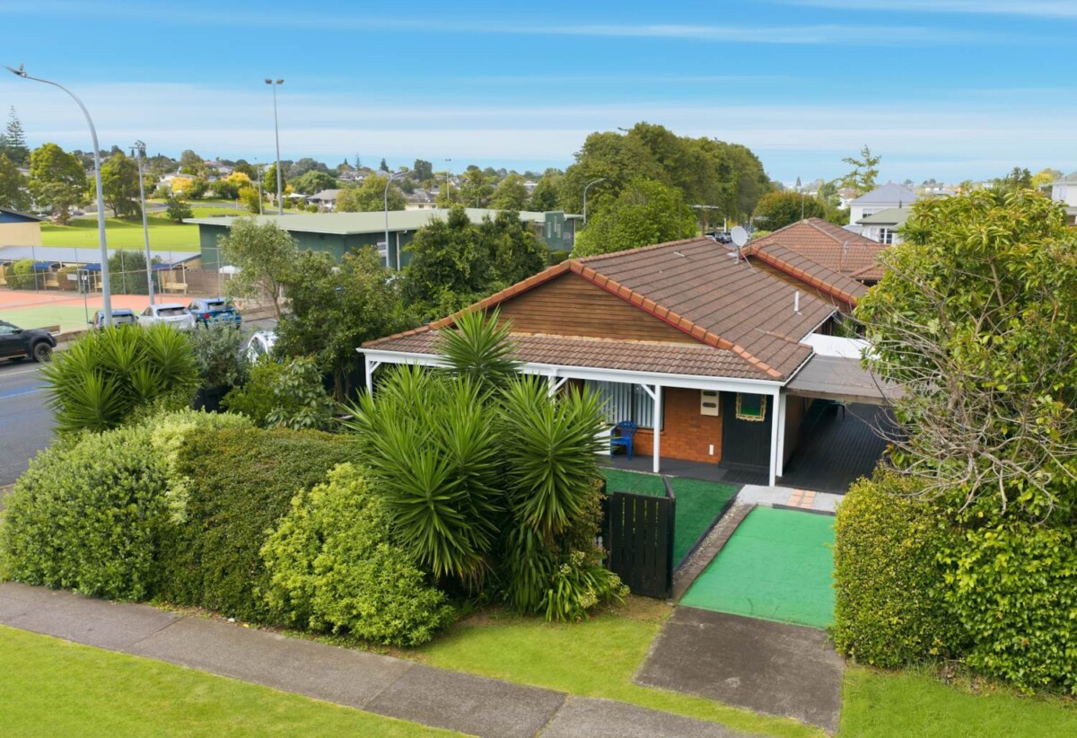 Brick and tile 3 beds 2.5 baths house on 1/2 share of 1,012m² section, A standout feature is the consented hair salon space with Certificate of Compliance, complete with its own bathroom, separate entrance and driveway access, close to schools, shops, beach, 61 Wellington Street, Howick, Auckland