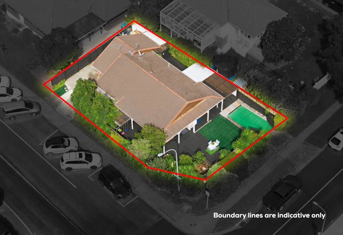 Brick and tile 3 beds 2.5 baths house on 1/2 share of 1,012m² section, A standout feature is the consented hair salon space with Certificate of Compliance, complete with its own bathroom, separate entrance and driveway access, close to schools, shops, beach, 61 Wellington Street, Howick, Auckland