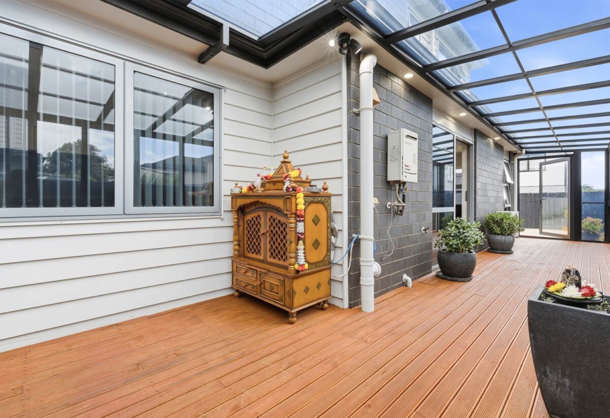 Standalone 5 beds 3 baths home with garage on 229m2 section, 0.9 km to Papatoetoe Intermediate, 1.3 km to Papatoetoe West School, 1.6 km to Papatoetoe High School, 267D Shirley Road, Papatoetoe, Auckland