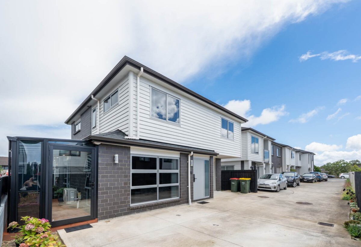 Standalone 5 beds 3 baths home with garage on 229m2 section, 0.9 km to Papatoetoe Intermediate, 1.3 km to Papatoetoe West School, 1.6 km to Papatoetoe High School, 267D Shirley Road, Papatoetoe, Auckland