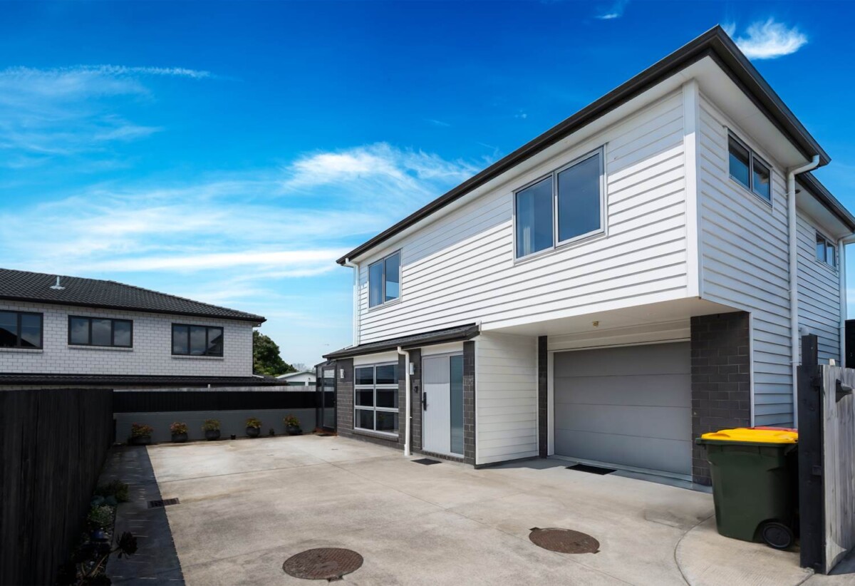 Standalone 5 beds 3 baths home with garage on 229m2 section, 0.9 km to Papatoetoe Intermediate, 1.3 km to Papatoetoe West School, 1.6 km to Papatoetoe High School, 267D Shirley Road, Papatoetoe, Auckland