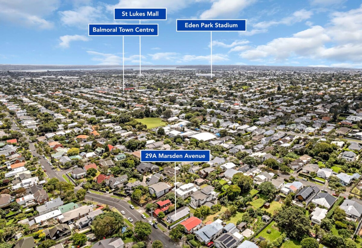 Auckland Girls’ Grammar School and Mt Albert Grammar School zone, standalone fully fenced 3 beds 2 baths house with garage, 0.2 km to Maungawhau School, 1.3 km to Auckland Normal Intermediate, 2.9 km to Mt Albert Grammar School, 4.1 km to Auckland Girls’ Grammar School, 29A Marsden Avenue, Mt Eden, Auckland