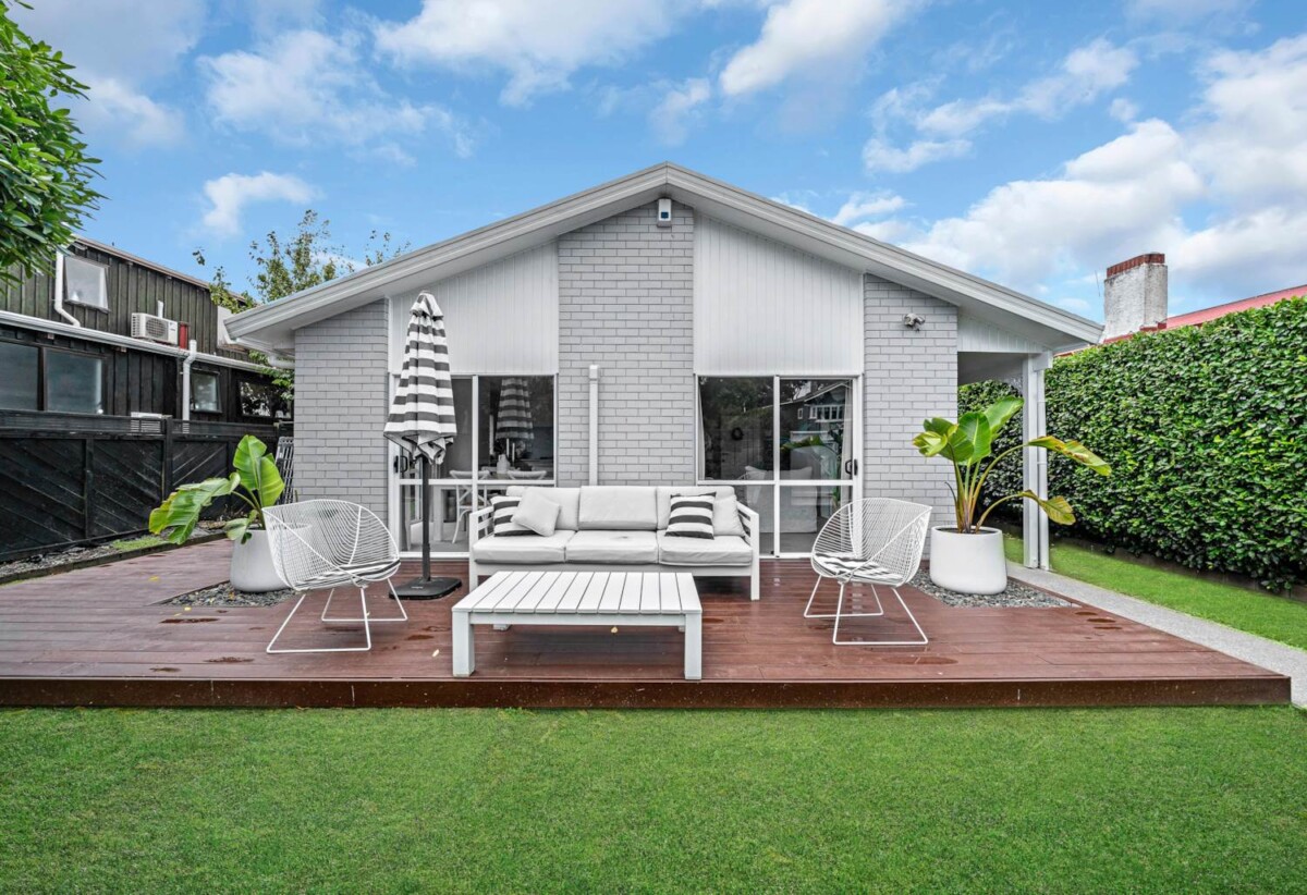 Auckland Girls’ Grammar School and Mt Albert Grammar School zone, standalone fully fenced 3 beds 2 baths house with garage, 0.2 km to Maungawhau School, 1.3 km to Auckland Normal Intermediate, 2.9 km to Mt Albert Grammar School, 4.1 km to Auckland Girls’ Grammar School, 29A Marsden Avenue, Mt Eden, Auckland