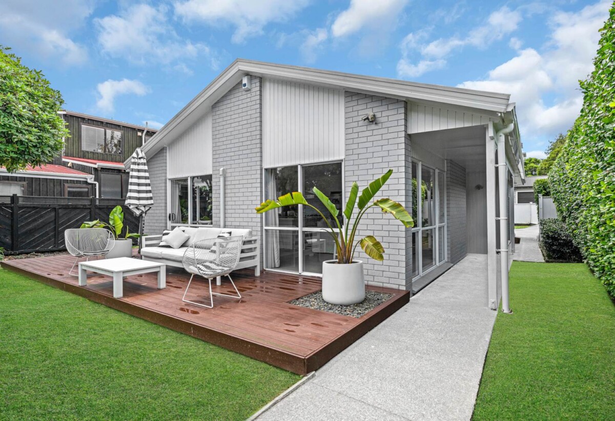 Auckland Girls’ Grammar School and Mt Albert Grammar School zone, Brick 3 beds 2 baths house with carport and backyard, close to shops, schools, 2 km to Maungawhau School, 1.3 km to Auckland Normal Intermediate, 2.9 km to Mt Albert Grammar School, 4.1 km to Auckland Girls’ Grammar School, 29A Marsden Avenue, Mt Eden, Auckland