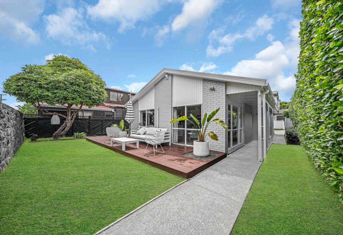 Auckland Girls’ Grammar School and Mt Albert Grammar School zone, Brick 3 beds 2 baths house with carport and backyard, close to shops, schools, 2 km to Maungawhau School, 1.3 km to Auckland Normal Intermediate, 2.9 km to Mt Albert Grammar School, 4.1 km to Auckland Girls’ Grammar School, 29A Marsden Avenue, Mt Eden, Auckland
