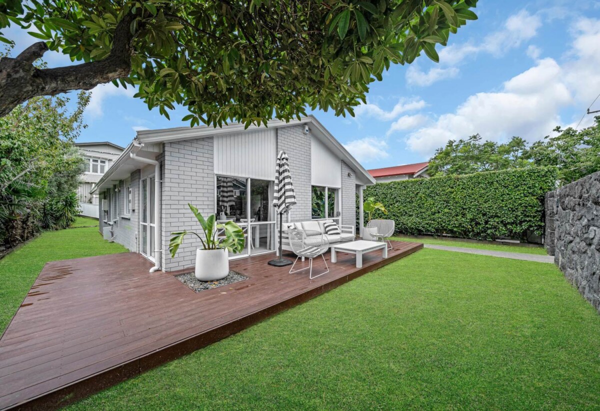 Auckland Girls’ Grammar School and Mt Albert Grammar School zone, Brick 3 beds 2 baths house with carport and backyard, close to shops, schools, 2 km to Maungawhau School, 1.3 km to Auckland Normal Intermediate, 2.9 km to Mt Albert Grammar School, 4.1 km to Auckland Girls’ Grammar School, 29A Marsden Avenue, Mt Eden, Auckland