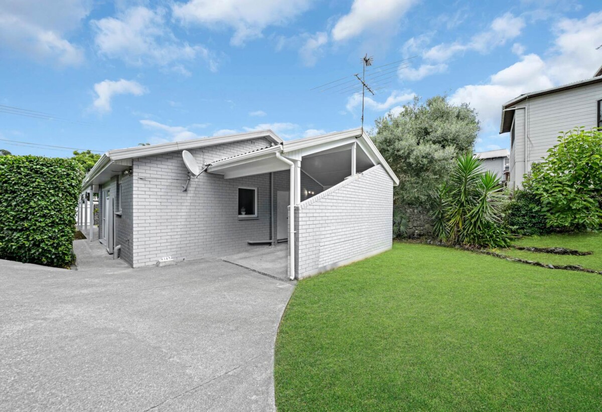 Auckland Girls’ Grammar School and Mt Albert Grammar School zone, Brick 3 beds 2 baths house with carport and backyard, close to shops, schools, 2 km to Maungawhau School, 1.3 km to Auckland Normal Intermediate, 2.9 km to Mt Albert Grammar School, 4.1 km to Auckland Girls’ Grammar School, 29A Marsden Avenue, Mt Eden, Auckland