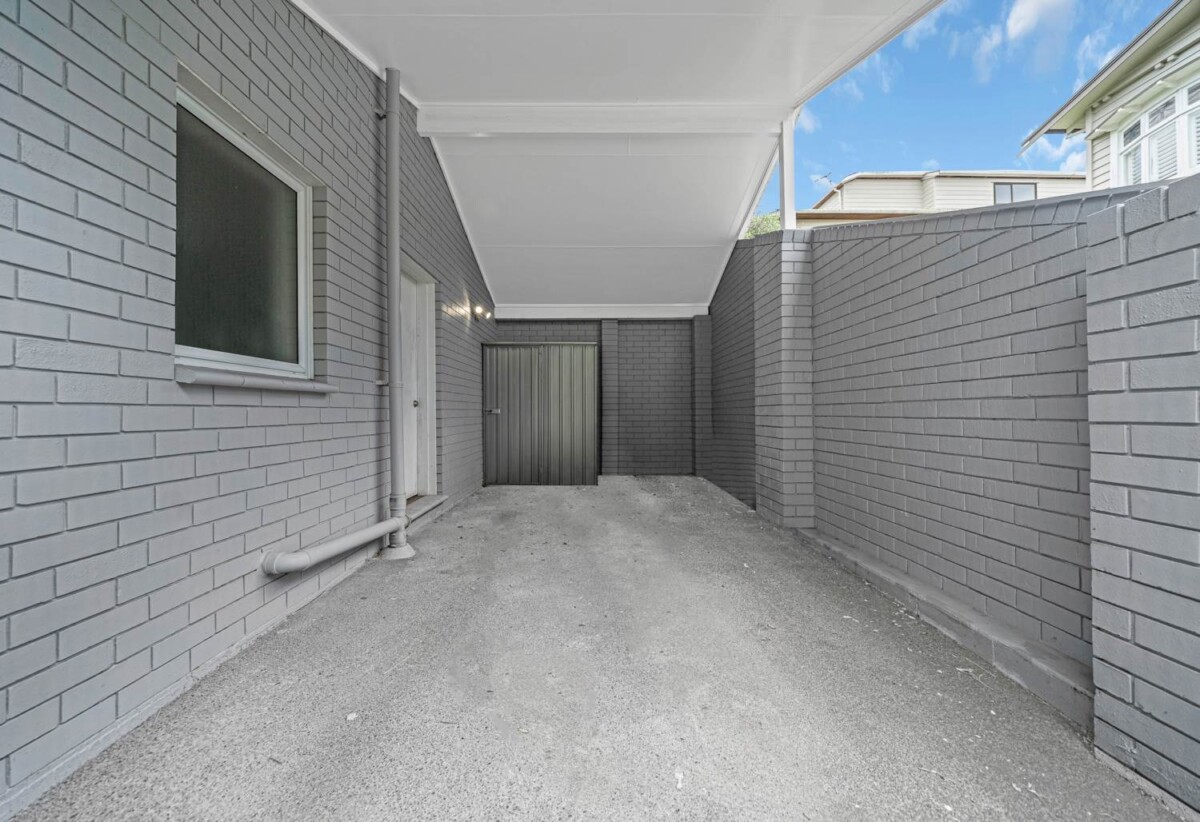 Auckland Girls’ Grammar School and Mt Albert Grammar School zone, Brick 3 beds 2 baths house with carport and backyard, close to shops, schools, 2 km to Maungawhau School, 1.3 km to Auckland Normal Intermediate, 2.9 km to Mt Albert Grammar School, 4.1 km to Auckland Girls’ Grammar School, 29A Marsden Avenue, Mt Eden, Auckland