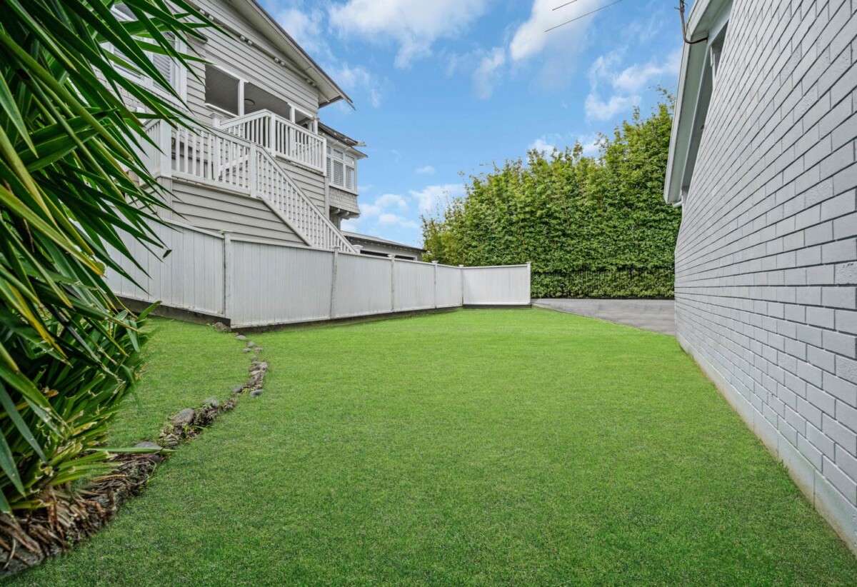 Auckland Girls’ Grammar School and Mt Albert Grammar School zone, standalone fully fenced 3 beds 2 baths house with garage, 0.2 km to Maungawhau School, 1.3 km to Auckland Normal Intermediate, 2.9 km to Mt Albert Grammar School, 4.1 km to Auckland Girls’ Grammar School, 29A Marsden Avenue, Mt Eden, Auckland