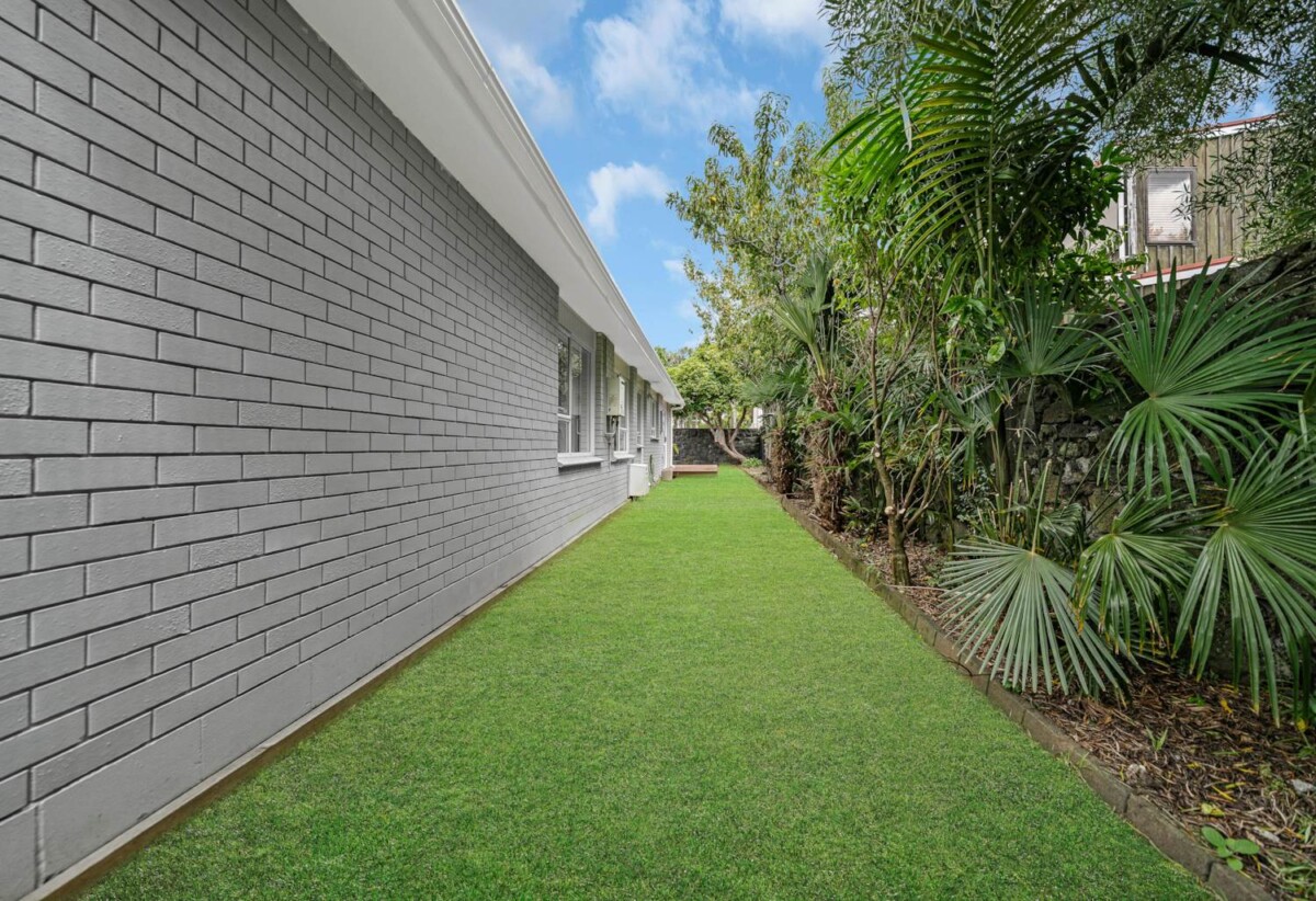 Auckland Girls’ Grammar School and Mt Albert Grammar School zone, Brick 3 beds 2 baths house with carport and backyard, close to shops, schools, 2 km to Maungawhau School, 1.3 km to Auckland Normal Intermediate, 2.9 km to Mt Albert Grammar School, 4.1 km to Auckland Girls’ Grammar School, 29A Marsden Avenue, Mt Eden, Auckland
