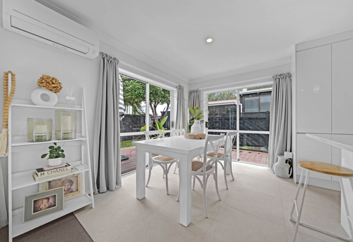 Auckland Girls’ Grammar School and Mt Albert Grammar School zone, Brick 3 beds 2 baths house with carport and backyard, close to shops, schools, 2 km to Maungawhau School, 1.3 km to Auckland Normal Intermediate, 2.9 km to Mt Albert Grammar School, 4.1 km to Auckland Girls’ Grammar School, 29A Marsden Avenue, Mt Eden, Auckland