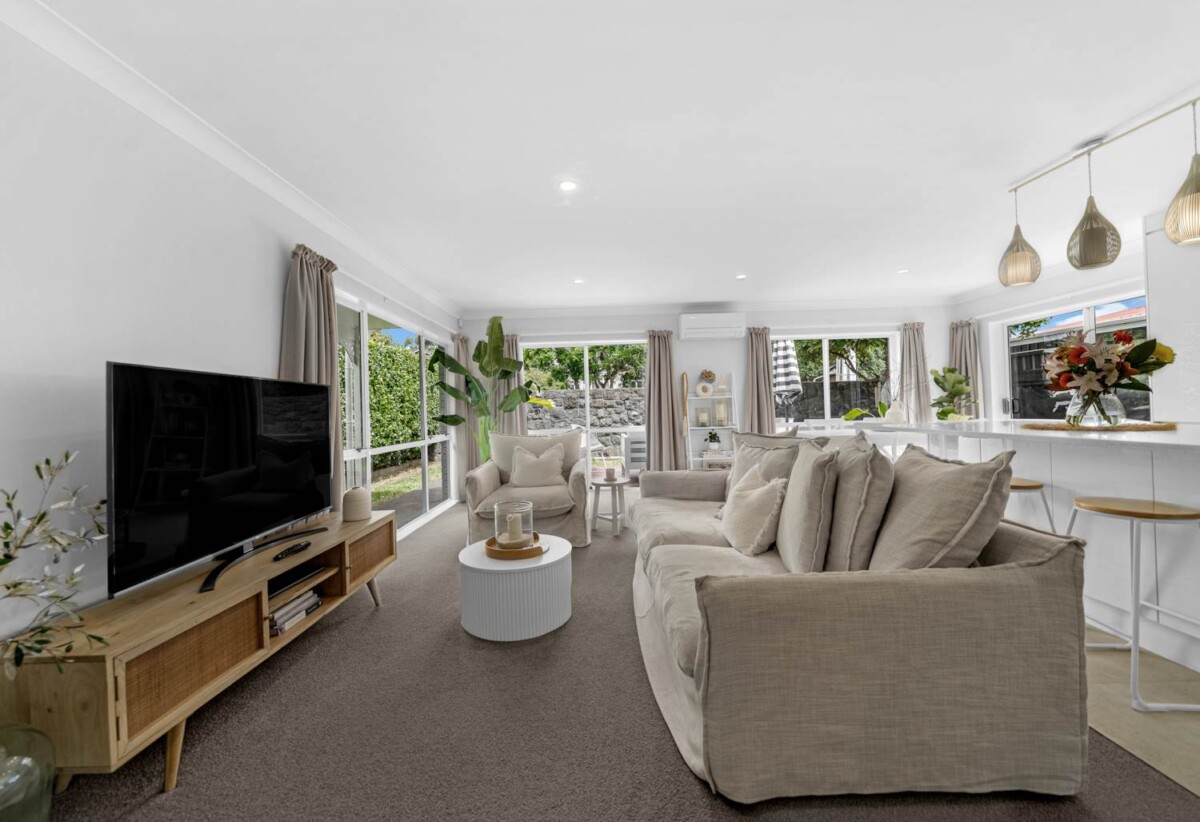 Auckland Girls’ Grammar School and Mt Albert Grammar School zone, standalone fully fenced 3 beds 2 baths house with garage, 0.2 km to Maungawhau School, 1.3 km to Auckland Normal Intermediate, 2.9 km to Mt Albert Grammar School, 4.1 km to Auckland Girls’ Grammar School, 29A Marsden Avenue, Mt Eden, Auckland