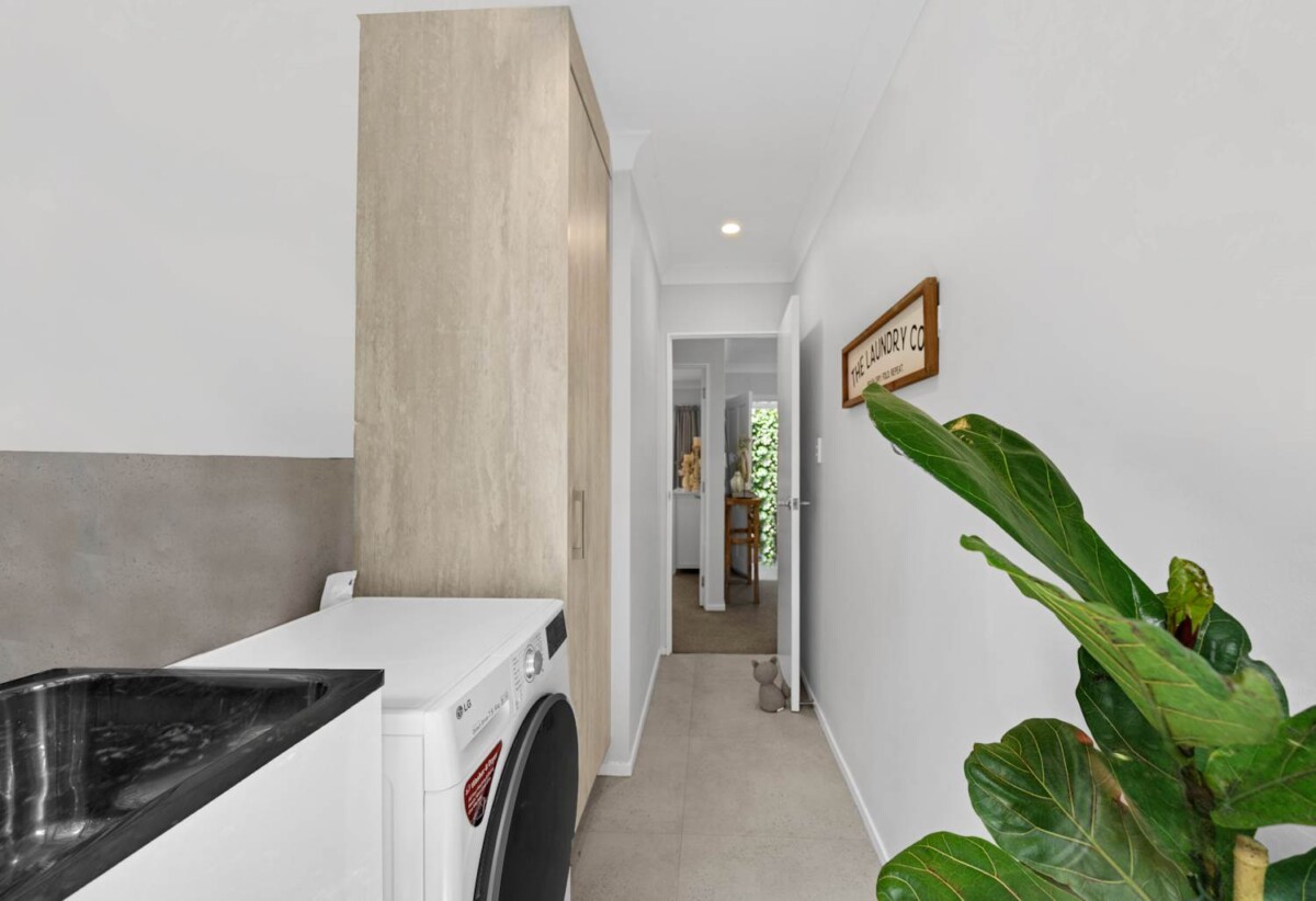 Auckland Girls’ Grammar School and Mt Albert Grammar School zone, standalone fully fenced 3 beds 2 baths house with garage, 0.2 km to Maungawhau School, 1.3 km to Auckland Normal Intermediate, 2.9 km to Mt Albert Grammar School, 4.1 km to Auckland Girls’ Grammar School, 29A Marsden Avenue, Mt Eden, Auckland
