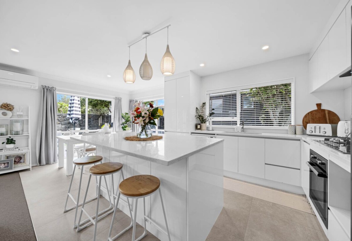 Auckland Girls’ Grammar School and Mt Albert Grammar School zone, Brick 3 beds 2 baths house with carport and backyard, close to shops, schools, 2 km to Maungawhau School, 1.3 km to Auckland Normal Intermediate, 2.9 km to Mt Albert Grammar School, 4.1 km to Auckland Girls’ Grammar School, 29A Marsden Avenue, Mt Eden, Auckland