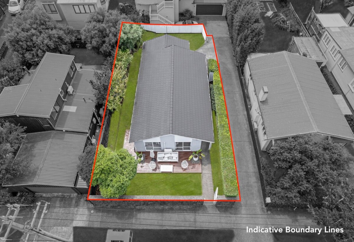 Auckland Girls’ Grammar School and Mt Albert Grammar School zone, Brick 3 beds 2 baths house with carport and backyard, close to shops, schools, 2 km to Maungawhau School, 1.3 km to Auckland Normal Intermediate, 2.9 km to Mt Albert Grammar School, 4.1 km to Auckland Girls’ Grammar School, 29A Marsden Avenue, Mt Eden, Auckland