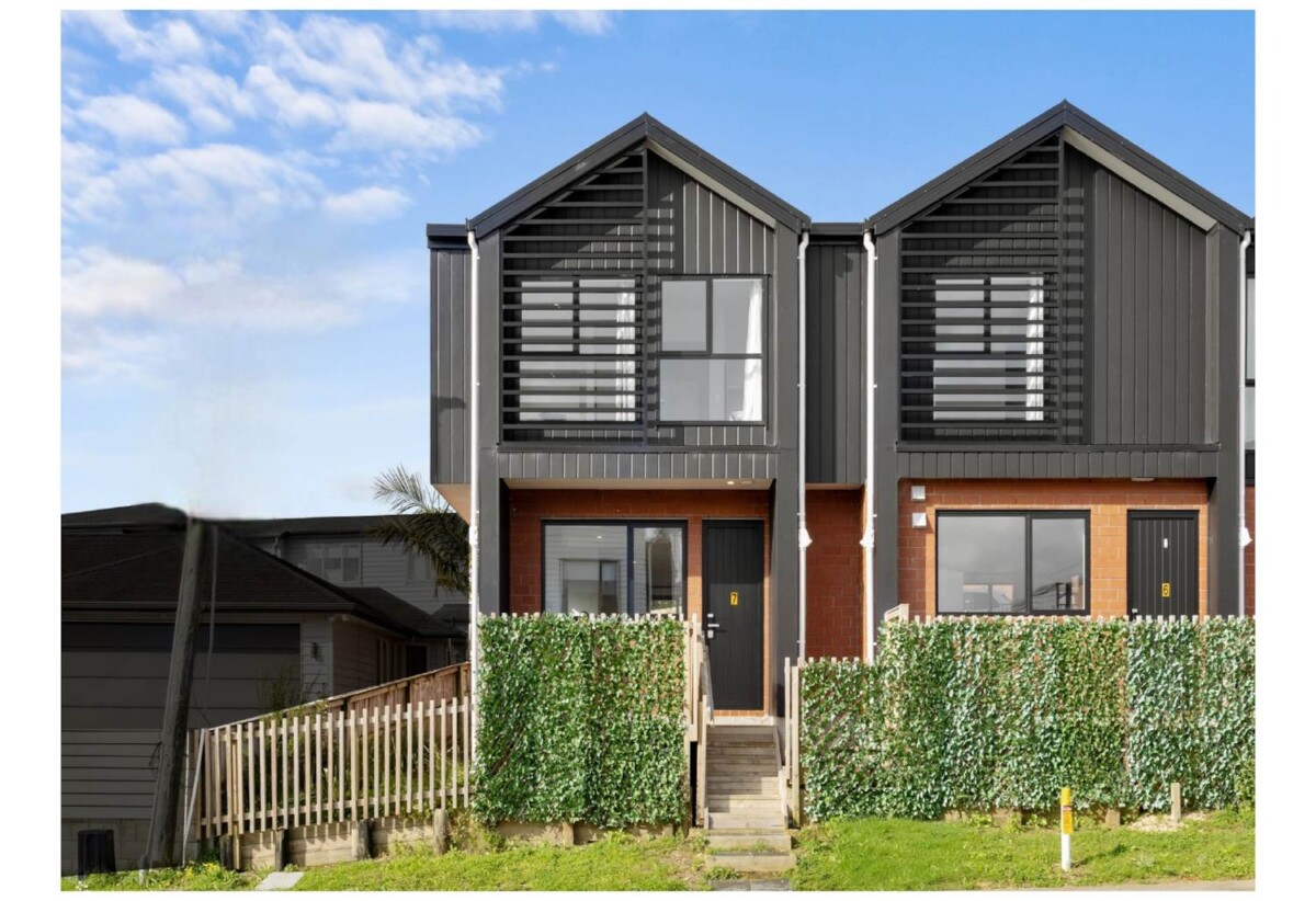Highly motivated vendors, Freehold 4 beds 2.5 baths home with garage, NO body corporate fees, 0.8 km to Henderson School, 1.4 km to Henderson High School, 1.8 km to Rangeview Intermediate, 6/233 Great North Road, Henderson, Auckland