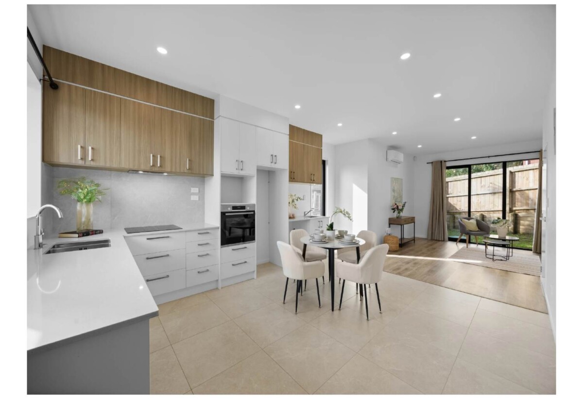 Highly motivated vendors, Freehold 4 beds 2.5 baths home with garage, NO body corporate fees, 0.8 km to Henderson School, 1.4 km to Henderson High School, 1.8 km to Rangeview Intermediate, 6/233 Great North Road, Henderson, Auckland