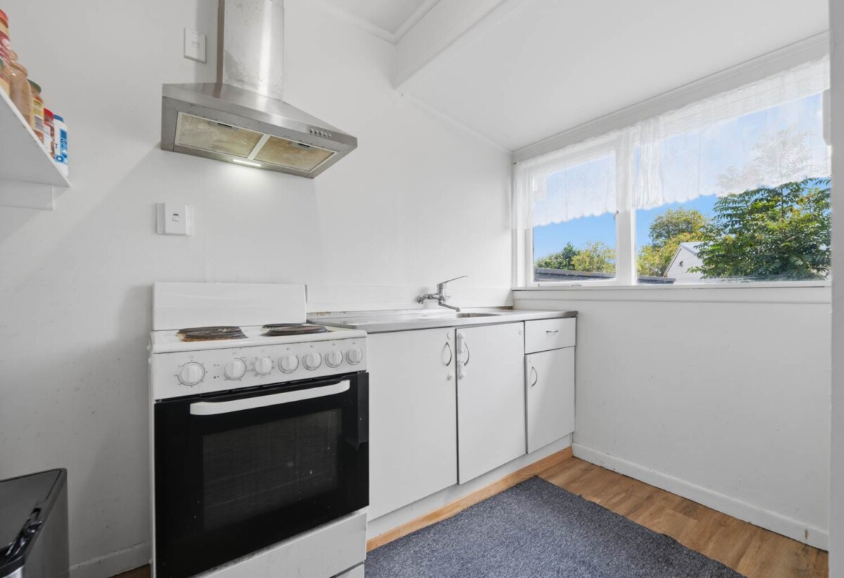 Must sell, Motivated Vendor, Renovated 2 beds 1 baths house on 675m2 section, with a standalone (recently updated on the LIM) garage for 2 cars, close to schools, toen centre, 0.3 km to Manurewa Intermediate and Manurewa West School, 1.3 km to Manurewa High School, 1/8 Frances Street, Manurewa, Auckland