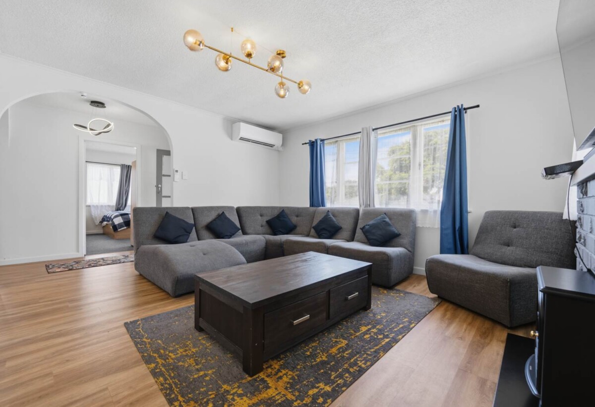 Must sell, Motivated Vendor, Renovated 2 beds 1 baths house on 675m2 section, with a standalone (recently updated on the LIM) garage for 2 cars, close to schools, toen centre, 0.3 km to Manurewa Intermediate and Manurewa West School, 1.3 km to Manurewa High School, 1/8 Frances Street, Manurewa, Auckland