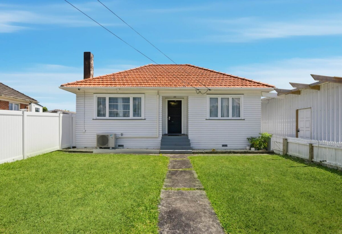 Must sell, Motivated Vendor, Renovated 2 beds 1 baths house on 675m2 section, with a standalone (recently updated on the LIM) garage for 2 cars, close to schools, toen centre, 0.3 km to Manurewa Intermediate and Manurewa West School, 1.3 km to Manurewa High School, 1/8 Frances Street, Manurewa, Auckland