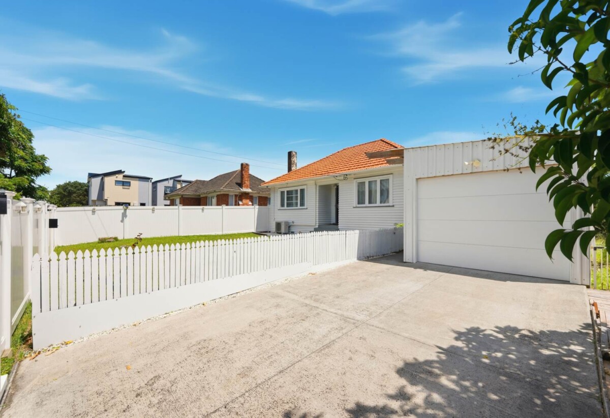 Must sell, Motivated Vendor, Renovated 2 beds 1 baths house on 675m2 section, with a standalone (recently updated on the LIM) garage for 2 cars, close to schools, toen centre, 0.3 km to Manurewa Intermediate and Manurewa West School, 1.3 km to Manurewa High School, 1/8 Frances Street, Manurewa, Auckland