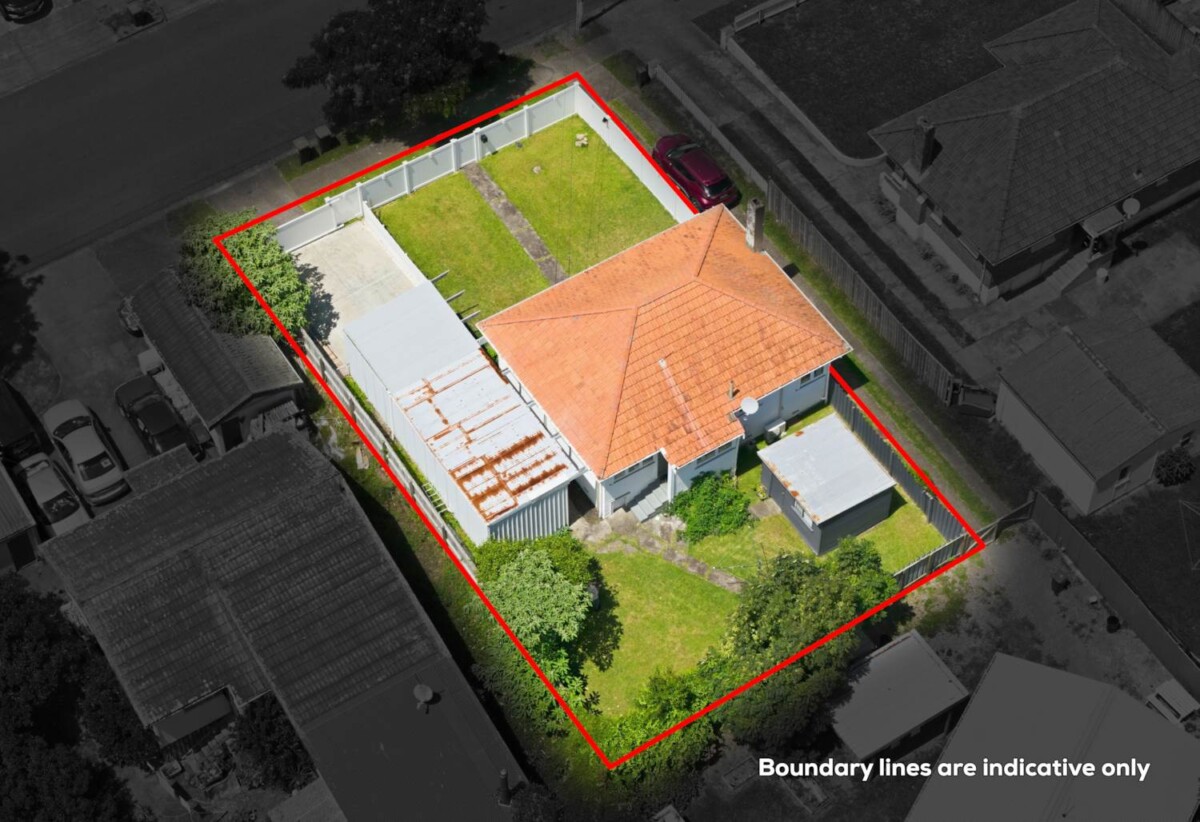 Must sell, Motivated Vendor, Renovated 2 beds 1 baths house on 675m2 section, with a standalone (recently updated on the LIM) garage for 2 cars, close to schools, toen centre, 0.3 km to Manurewa Intermediate and Manurewa West School, 1.3 km to Manurewa High School, 1/8 Frances Street, Manurewa, Auckland