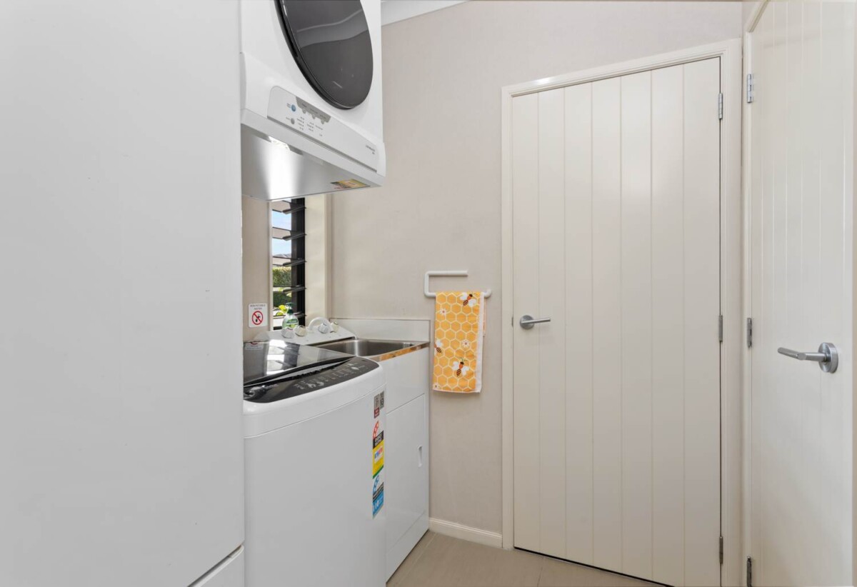 5 beds 3 baths house with triple garage on 809m2 flat section, backing directly onto a peaceful reserve, close to schools, reserves, Albany Mall, motorway access, 0.5 km to Albany Junior High School, 1.1 km to Upper Harbour Primary School, 2.5 km to Albany Senior High School, 44 Laurel Oak Drive, Albany, Auckland
